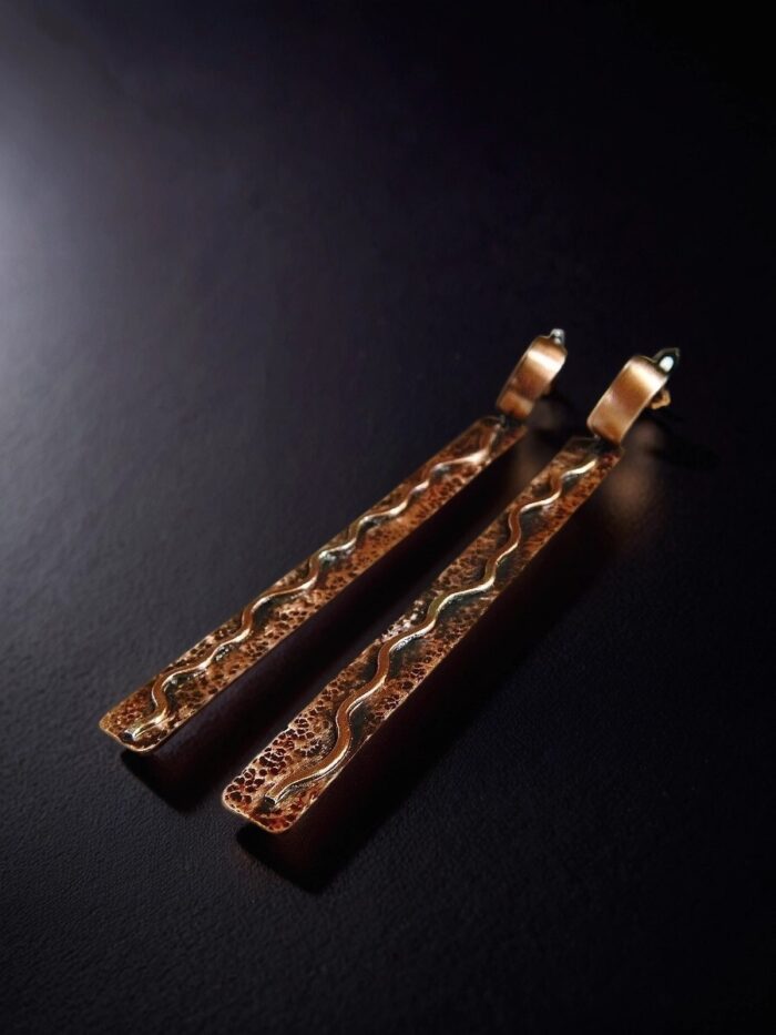 Серьги из меди Золотистые меандры — изображение 2