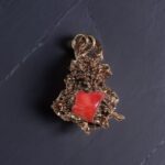Подвеска из патинированной меди с натуральным красным кораллом, вид спереди