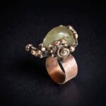 Текстура натурального зеленого пренита в handmade украшении