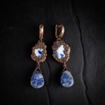 Серьги из битой посуды крупным планом, украшения из черепков фарфора с голубой росписью