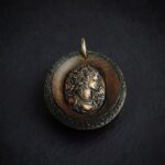 Кулон ручной работы из темного дерева и меди с женским профилем крупный план