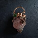 Крупный план подвески "Сладкая роза" с клубничным кварцем ручная работа