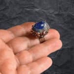 Кольцо с крупным лазуритом на руке модели