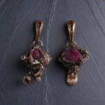 Авторские серьги из меди и камней: серьги с красным корундом и фактурной гальванической медью.