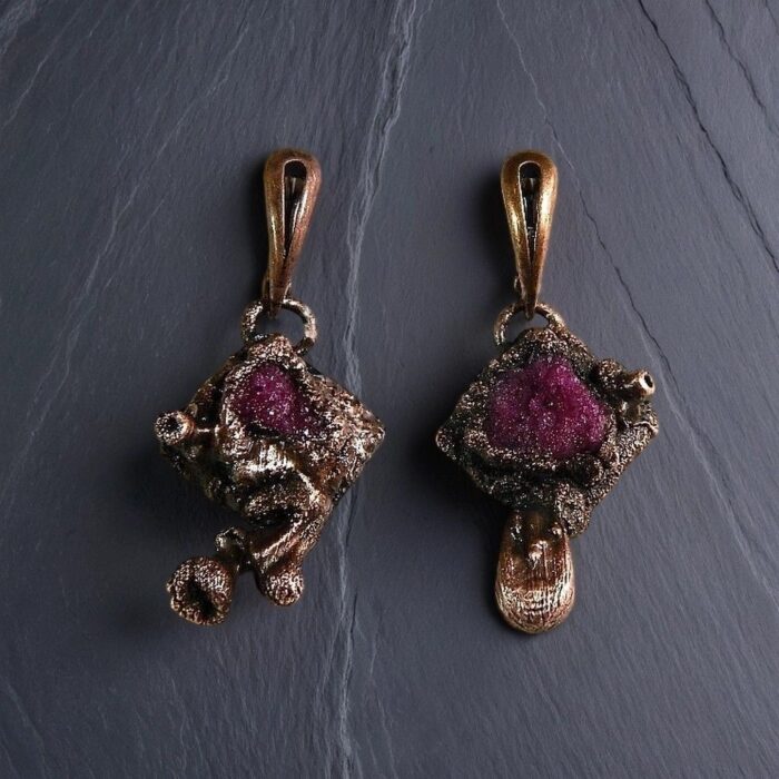 Авторские серьги из меди и камней: серьги с красным корундом и фактурной гальванической медью.